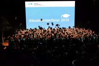 absolventenfeier_2015_telekom-forum_20151024_foto_e._tritschler_img_8504.jpg (DE)