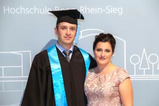 absolventenfeier_2017_alumni_fotowand_20171021_foto_s._sondermann_03.jpg