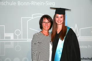 absolventenfeier_2017_alumni_fotowand_20171021_foto_s._sondermann_04.jpg