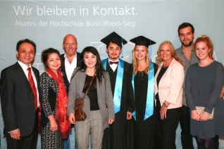 absolventenfeier_2017_alumni_fotowand_20171021_foto_s._sondermann_07.jpg