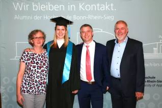 absolventenfeier_2017_alumni_fotowand_20171021_foto_s._sondermann_08.jpg