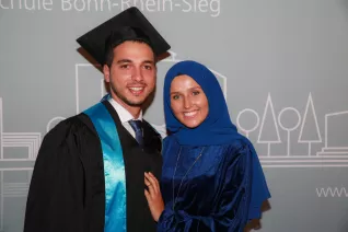 absolventenfeier_2017_alumni_fotowand_20171021_foto_s._sondermann_11.jpg
