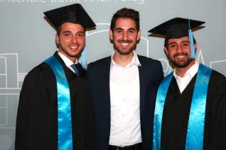 absolventenfeier_2017_alumni_fotowand_20171021_foto_s._sondermann_14.jpg