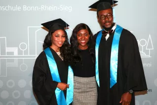 absolventenfeier_2017_alumni_fotowand_20171021_foto_s._sondermann_21.jpg