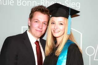 absolventenfeier_2017_alumni_fotowand_20171021_foto_s._sondermann_36.jpg
