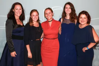 absolventenfeier_2017_alumni_fotowand_20171021_foto_s._sondermann_38.jpg