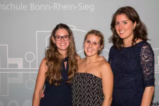 absolventenfeier_2017_alumni_fotowand_20171021_foto_s._sondermann_43.jpg