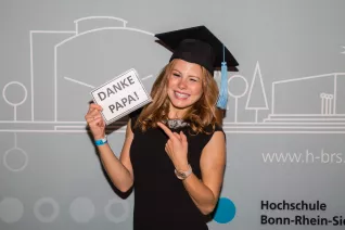 absolventenfeier_2017_alumni_fotowand_20171021_foto_s._sondermann_46.jpg