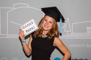 absolventenfeier_2017_alumni_fotowand_20171021_foto_s._sondermann_47.jpg