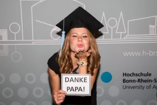 absolventenfeier_2017_alumni_fotowand_20171021_foto_s._sondermann_48.jpg