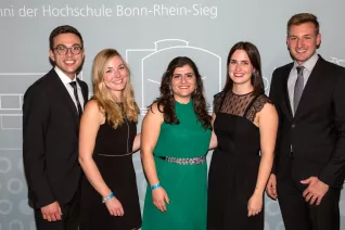 absolventenfeier_2017_alumni_fotowand_20171021_foto_s._sondermann_58.jpg