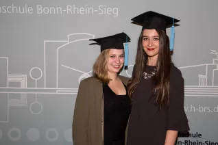 absolventenfeier_2017_alumni_fotowand_20171021_foto_s._sondermann_59.jpg