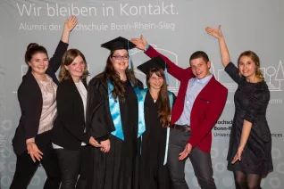 absolventenfeier_2017_alumni_fotowand_20171021_foto_s._sondermann_71.jpg