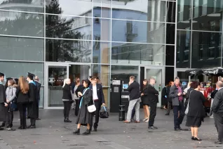 absolventenfeier_2017_ankunft_sektempfang_20171021_foto_j._kuestenmacher_056.jpg