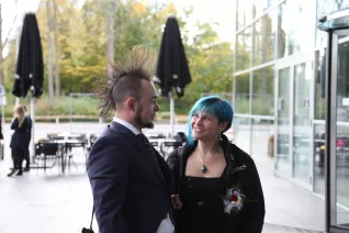 absolventenfeier_2017_ankunft_sektempfang_20171021_foto_j._kuestenmacher_062.jpg