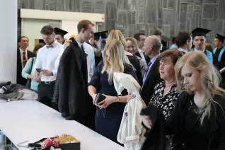 absolventenfeier_2017_ankunft_sektempfang_20171021_foto_j._kuestenmacher_185.jpg