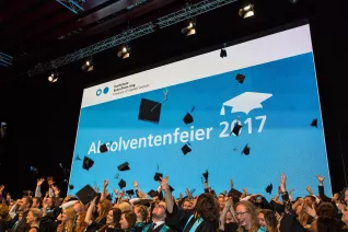 absolventenfeier_2017_festakt_20171021_foto_s._sondermann_12.jpg (DE)