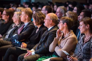 absolventenfeier_2017_festakt_20171021_foto_sarah_sondermann_068.jpg