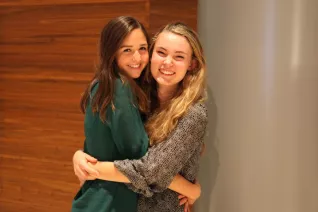 absolventenfeier_2017_gina_und_timea_20171021_foto_j._kuestenmacher_11.jpg (DE)