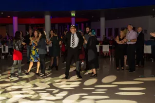 absolventenfeier_2017_party_20171021_foto_s._sondermann_09.jpg (DE)