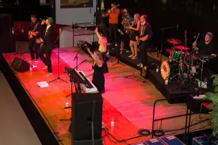 absolventenfeier_2017_party_20171021_foto_s._sondermann_15.jpg (DE)