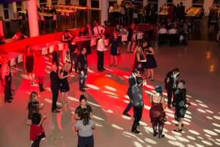 absolventenfeier_2017_party_20171021_foto_s._sondermann_17.jpg (DE)