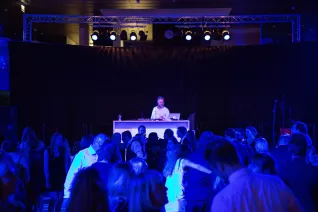 absolventenfeier_2017_party_20171021_foto_s._sondermann_19.jpg (DE)