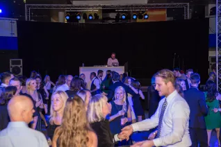 absolventenfeier_2017_party_20171021_foto_s._sondermann_20.jpg (DE)