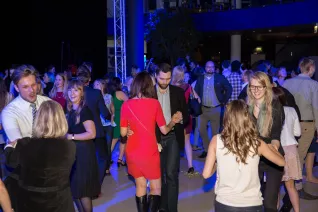 absolventenfeier_2017_party_20171021_foto_s._sondermann_21.jpg (DE)