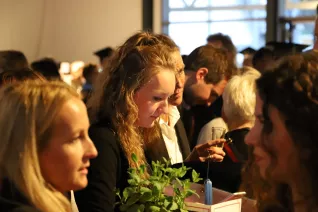 absolventenfeier_ausklang_20191026_foto_juri_kuestenmacher_023.jpg (DE)