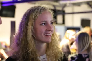 absolventenfeier_ausklang_20191026_foto_juri_kuestenmacher_137.jpg (DE)