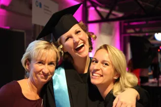 absolventenfeier_h-brs_telekom_dome_20181027_foto_juri_kuestenmacher_45.jpg (DE)