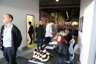 absolventenfeier_vor_festakt_20191026_foto_juri_kuestenmacher_015.jpg (DE)