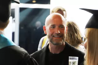 absolventenfeier_vor_festakt_20191026_foto_juri_kuestenmacher_177.jpg (DE)