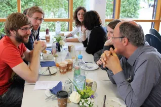 alumni-brunch_20_jahre_20150620_11_foto_kira_wazinski.jpg