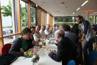 alumni-brunch_20_jahre_20150620_9b_foto_eva_tritschler.jpg