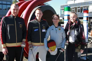 feierliche_eroeffnung_des_akademischen_jahres_2015_stand_fechter_gruppe_draussen_20150928_foto_e._tritschler_img_7714.jpg (DE)