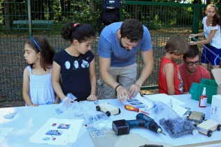 Kinderspielzeug-fuer-Fluechtlinge_FBEMT_20160719_Foto-Flessing_img_7640.jpg (DE)