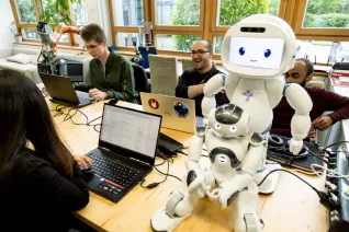 informatik_robotik_labor_20220426_foto_eric_lichtenscheidt_01_fs22.jpg (DE)