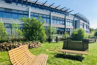 kinderuni_campusgarten_baenke_20220428_foto_caroline_jahn.jpg (DE)