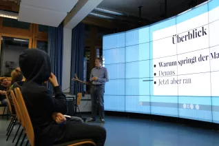 kinderuni_computergrafik_erleben_hinkenjann_ivc_sta_20151112_foto_j._kuestenmacher_img_892403.jpg (DE)