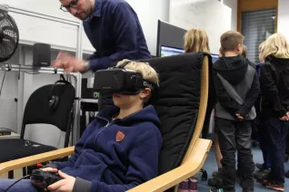 kinderuni_computergrafik_erleben_hinkenjann_ivc_sta_20151112_foto_j._kuestenmacher_img_892431.jpg (DE)