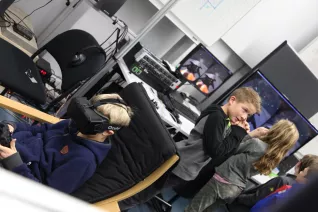 kinderuni_computergrafik_erleben_hinkenjann_ivc_sta_20151112_foto_j._kuestenmacher_img_892436.jpg (DE)