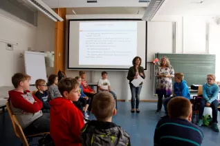 kinderuni_kopfschuetteln_rhb_20180426_foto_c._pesch_02.jpg (DE)