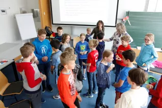 kinderuni_kopfschuetteln_rhb_20180426_foto_c._pesch_07.jpg (DE)