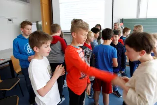 kinderuni_kopfschuetteln_rhb_20180426_foto_c._pesch_08.jpg (DE)
