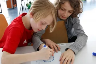 kinderuni_kopfschuetteln_rhb_20180426_foto_c._pesch_22.jpg (DE)