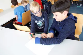 kinderuni_kopfschuetteln_rhb_20180426_foto_c._pesch_25.jpg (DE)