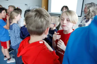 kinderuni_kopfschuetteln_rhb_20180426_foto_c._pesch_45.jpg (DE)