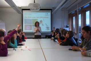 kinderuni_rheinbach_mikroskop_20160211_foto_m._flacke_p2110234.jpg (DE)